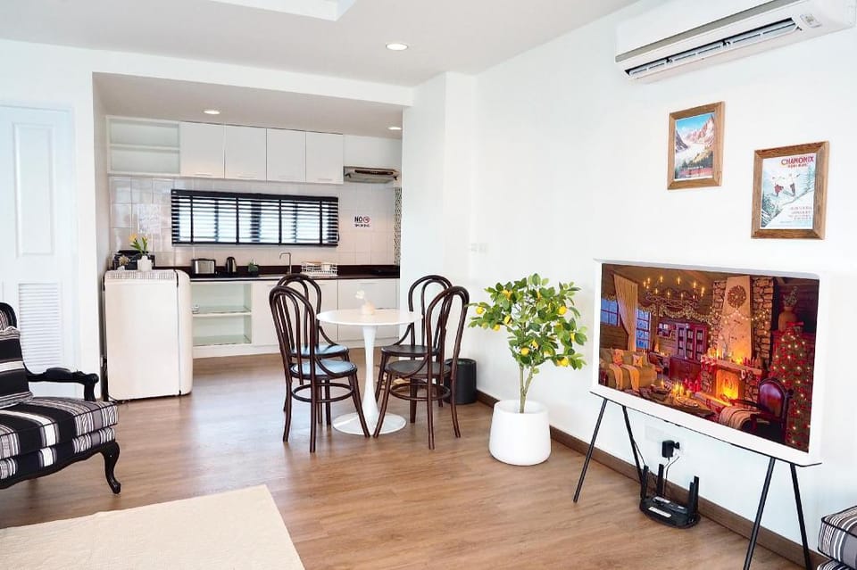 Beachfront Premier Sea View room +Free Disney Plus Apartment in Chon Buri Changwat