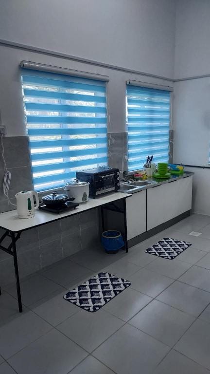 18 Kenangan 2 Ayer Tawar@ Free Wifi@ 12 Pax Vacation rental in Perak Tengah District