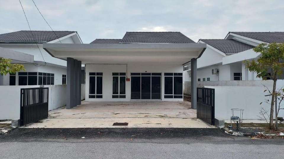 18 Kenangan 2 Ayer Tawar@ Free Wifi@ 12 Pax Vacation rental in Perak Tengah District