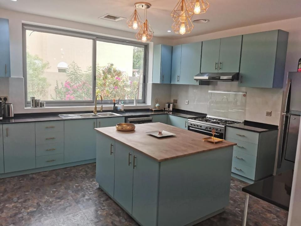 Luxurious 5 bedroom villa private pool & jaccuzi  Apartment in Dubai