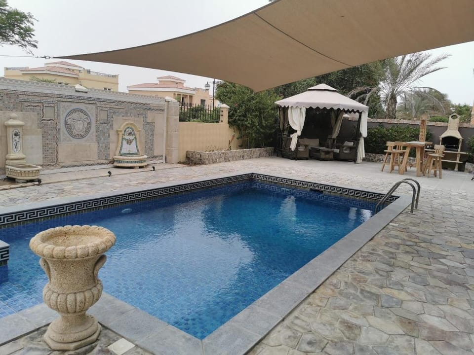 Luxurious 5 bedroom villa private pool & jaccuzi  Apartment in Dubai