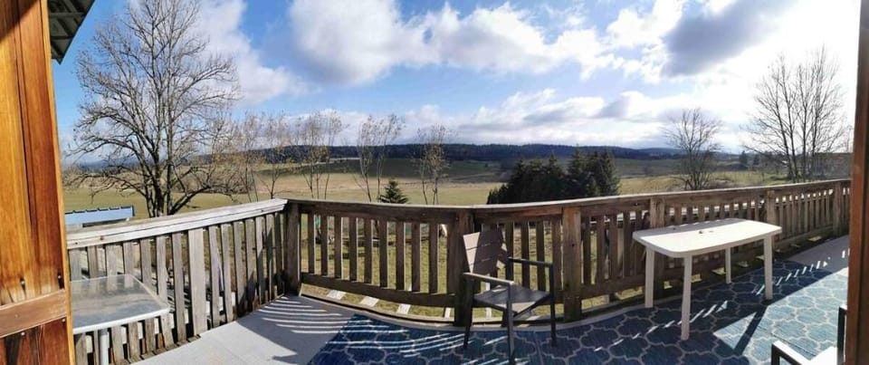 Meublé dans le Haut Doubs. Balcon. Espace, calme. Apartment in Canton of Vaud