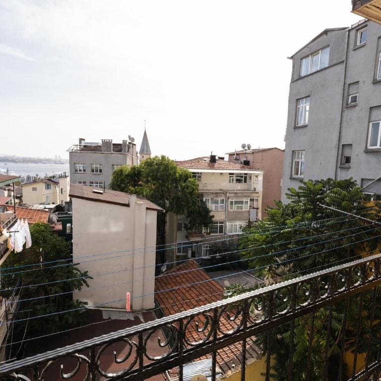 Beyoğlu'nda 4+1 ferah, manzaralı tarihi daire Apartment in Istanbul