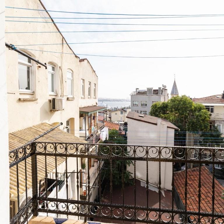 Beyoğlu'nda 4+1 ferah, manzaralı tarihi daire Apartment in Istanbul