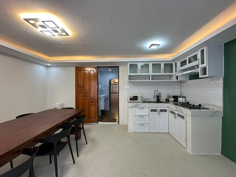 Solstice Suites- Ryan Suite (good for 12-13 pax) Vacation rental in Tagaytay
