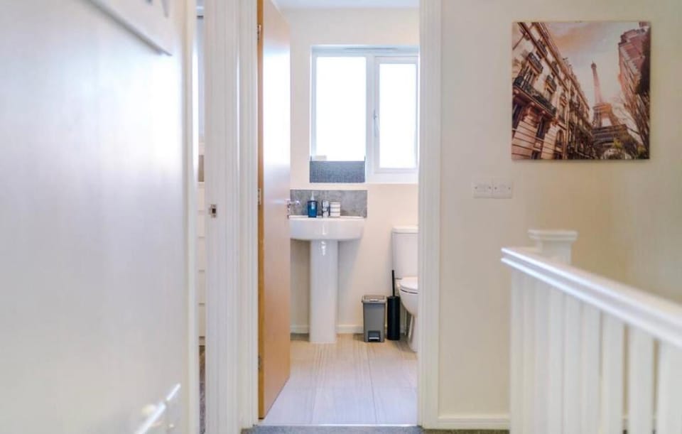 Townhouse in Manchester with 4 bedrooms sleeps 9  Apartment in Salford