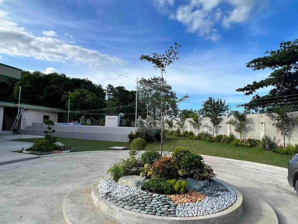 Cozy 3 bed rm & modern Qasa Ioanna Private resort Villa in Central Luzon