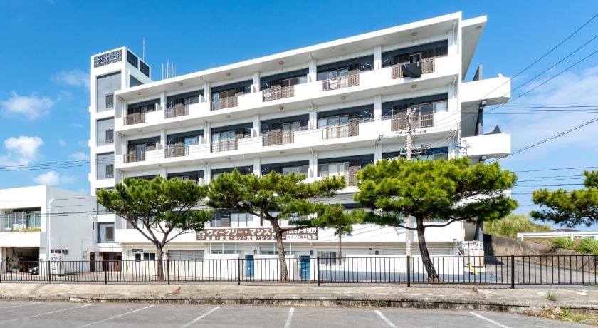 中心街まで車で5分以内｜玄関すぐ広々無料駐車場｜高速WiFi｜衣類乾燥機｜バストイレ別室 Apartment in Okinawa Prefecture