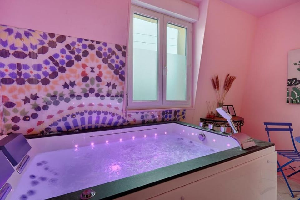 Luxury Désert de Ouarzazate Jacuzzi, Paris Orly Apartment in Île-de-France