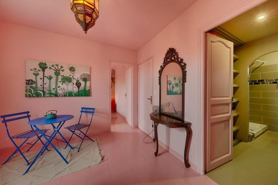 Luxury Désert de Ouarzazate Jacuzzi, Paris Orly Apartment in Île-de-France