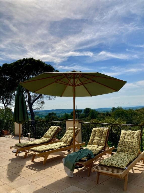 Maison avec grande piscine surplombant la garrigue Villa in Uzes