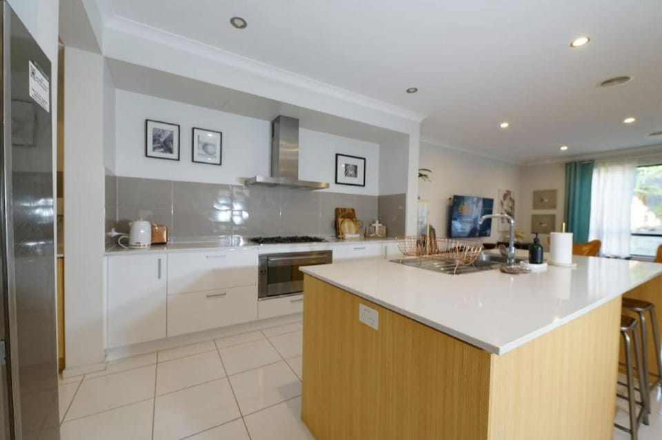 StayAU 4BR Designer Home in Knox Vacation rental in Wantirna South