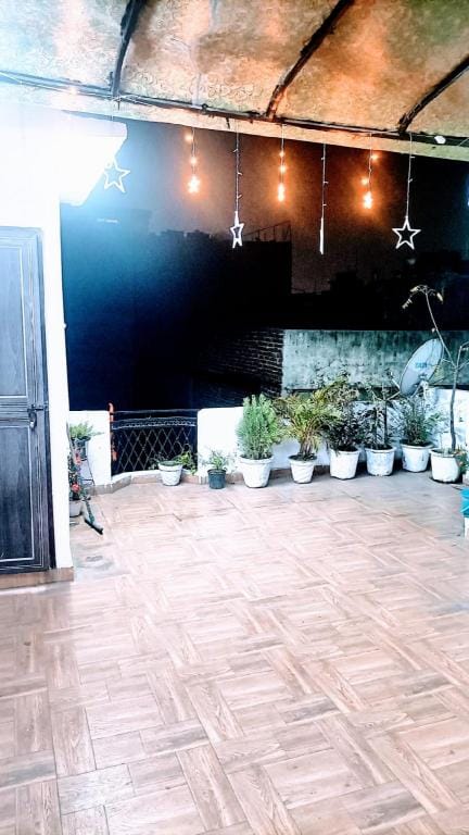 Rooftop Floor with a big Room Apartment in New Delhi