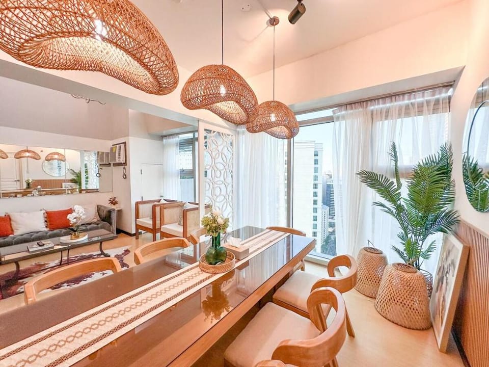 Tropical Oasis w/ best view of BGC + 100mbps wifi Vacation rental in Makati