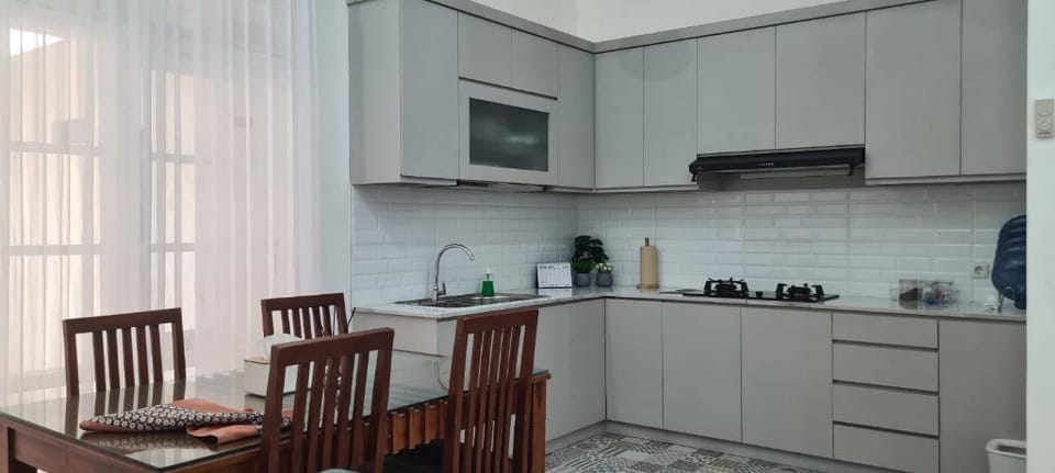 Cemara Homestay- 5 minutes from Jagorawi Toll Gate Vacation rental in West Java