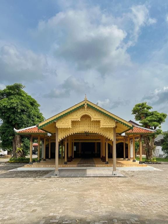 Homestay Ndalem Joglo Kawijayan Colomadu Solo Vacation rental in Indonesia