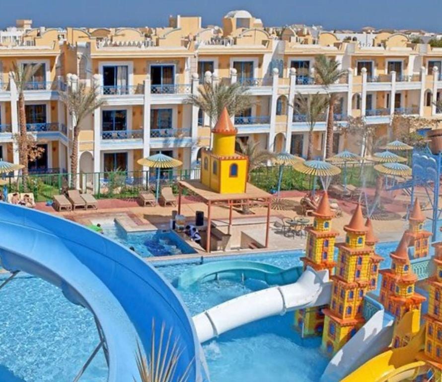 Fantastic chalet with private beach and aqua park  Apartment in Hurghada