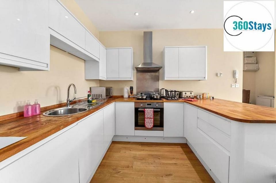 Luxury 2 Bedroom Apt. 01 + Parking in Maidenhead Apartment in Maidenhead