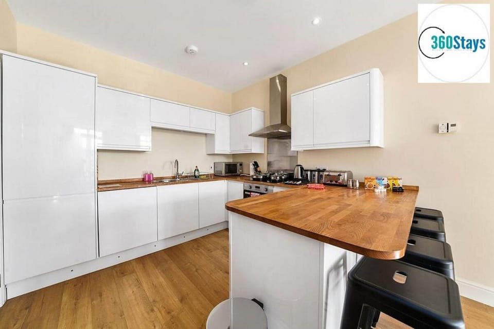 Luxury 2 Bedroom Apt. 01 + Parking in Maidenhead Apartment in Maidenhead