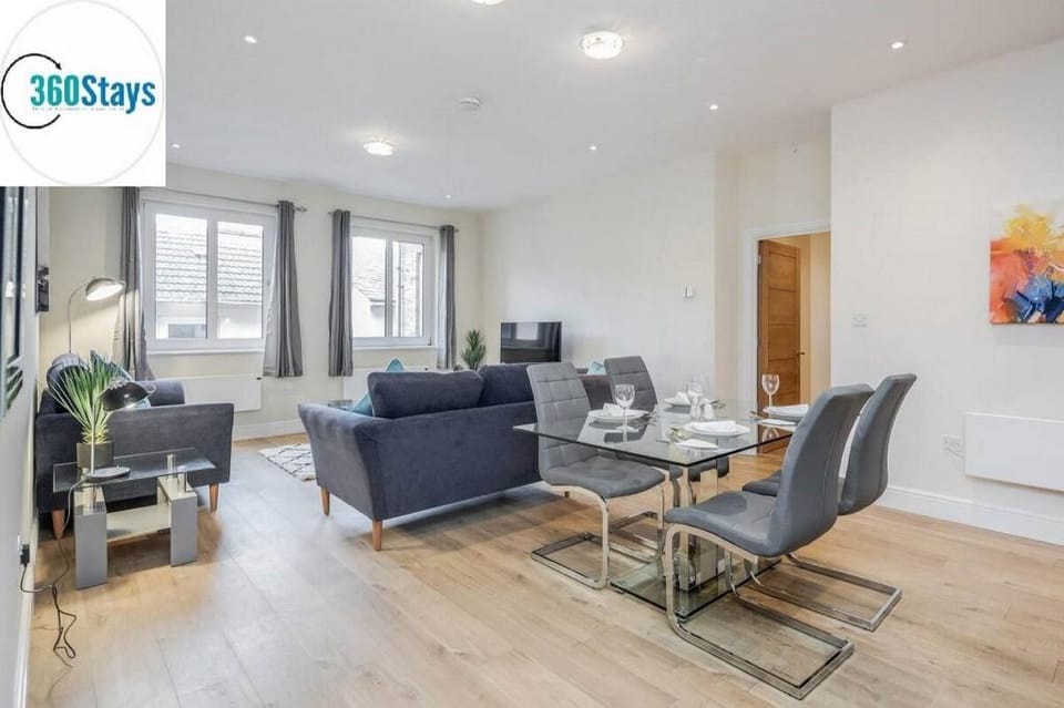 Luxury 2 Bedroom Apt. 02 + Parking in Maidenhead Apartment in Maidenhead