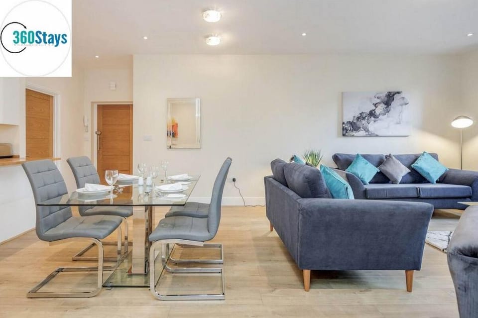 Luxury 2 Bedroom Apt. 02 + Parking in Maidenhead Apartment in Maidenhead