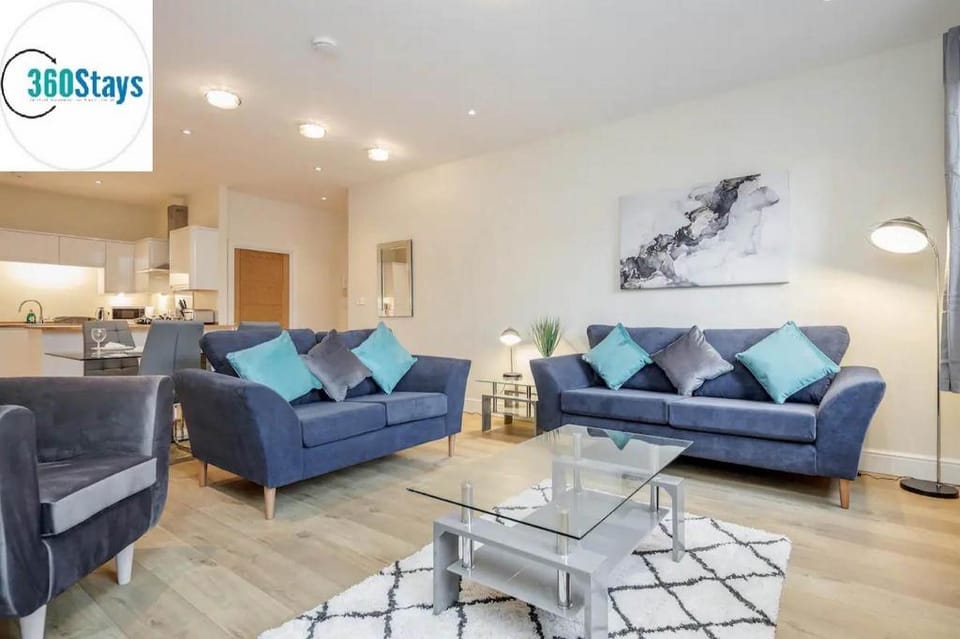 Luxury 2 Bedroom Apt. 02 + Parking in Maidenhead Apartment in Maidenhead
