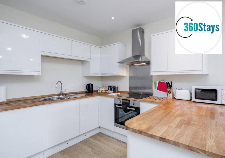 Luxury 2 Bedroom Apt. 03 + Parking in Maidenhead Apartment in Maidenhead