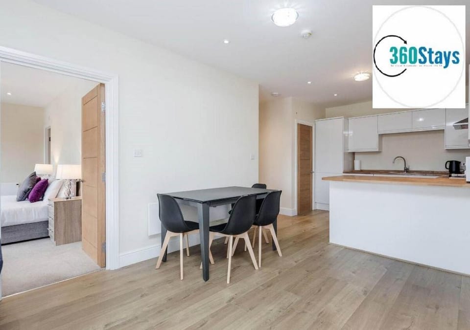 Luxury 2 Bedroom Apt. 03 + Parking in Maidenhead Apartment in Maidenhead