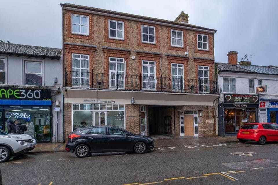Luxury 3 Bedroom Apt. 04 + Parking in Maidenhead Apartment in Maidenhead