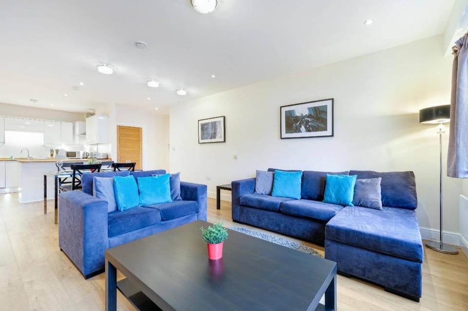 Luxury 3 Bedroom Apt. 04 + Parking in Maidenhead Apartment in Maidenhead