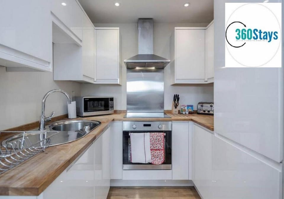 Luxury 1 Bedroom Apt. 06 + Parking in Maidenhead Apartment in Maidenhead