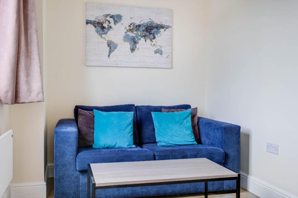 Luxury 2 Bedroom Apt. 05 + Parking in Maidenhead Apartment in Maidenhead