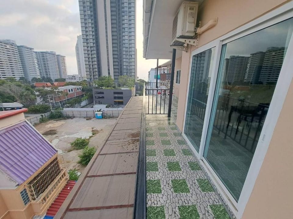 Phra Tamnak Hill Apartments Apartment in Pattaya City