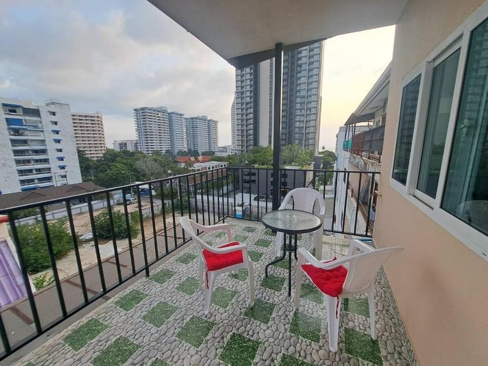 Phra Tamnak Hill Apartments Apartment in Pattaya City