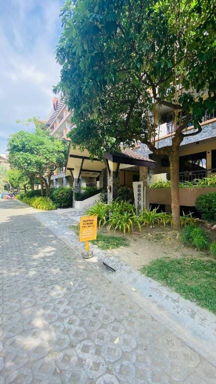 Leisure-Buisness Base Camp Apartment in Las Pinas