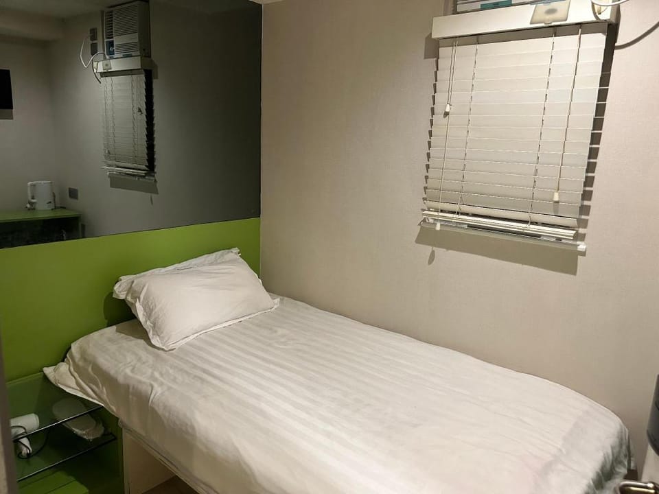 Room in Wah Fung Building, Exit B1, Jordan MTR Station, Hong Kong Apartment in Hong Kong