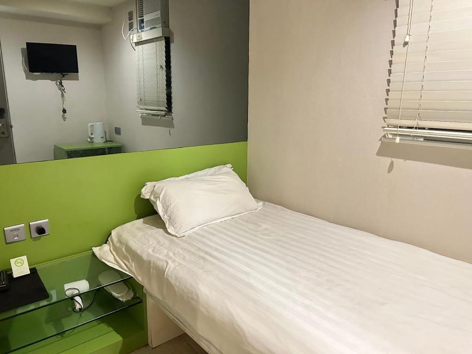 Room in Wah Fung Building, Exit B1, Jordan MTR Station, Hong Kong Apartment in Hong Kong