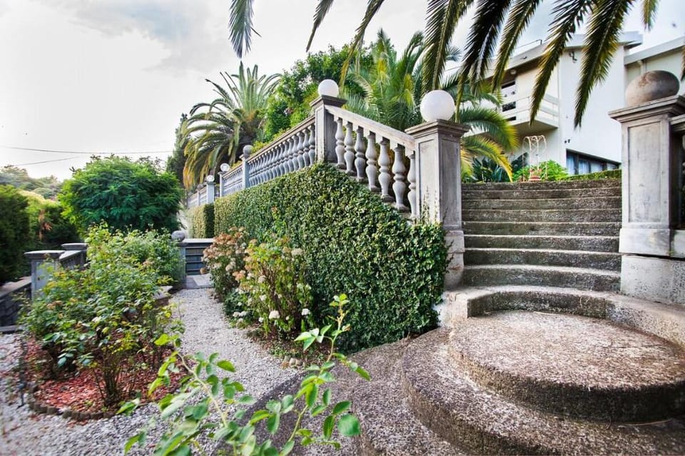 Netflix, Indoor pool, The Best Melbourne Retreat   Villa in Melbourne