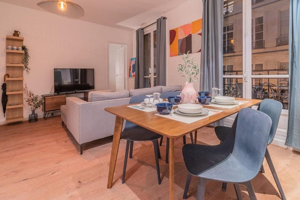 Lovely Parisian Flat rue St Honore Louvre Rivoli Vacation rental in Paris