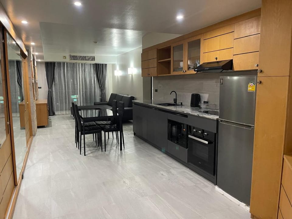 Spacious 2BD |Free Wifi, 1min BTS, Mall, Jodd Fair Apartment in Bangkok