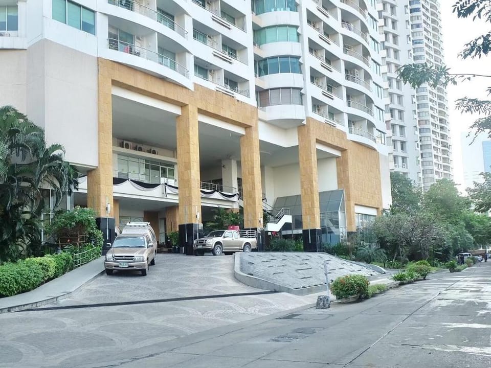 Spacious 2BD |Free Wifi, 1min BTS, Mall, Jodd Fair Apartment in Bangkok