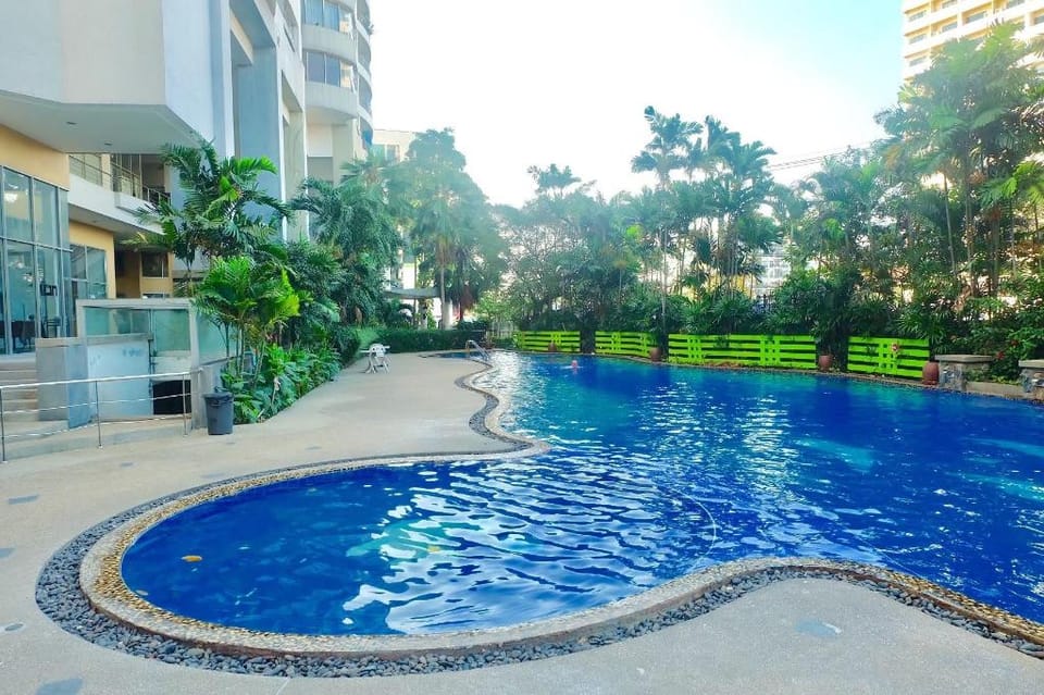 Spacious 2BD |Free Wifi, 1min BTS, Mall, Jodd Fair Apartment in Bangkok