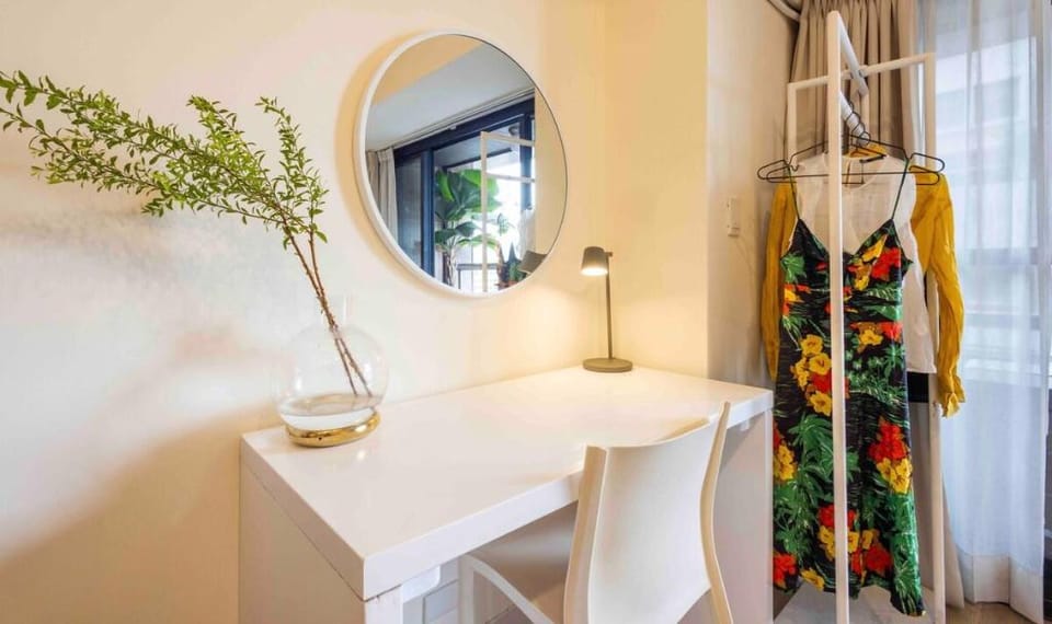Sleep Inn R10, Room for 3-6 People, near Shuanglian MRT Station and Ningxia Night Market Vacation rental in Taipei City