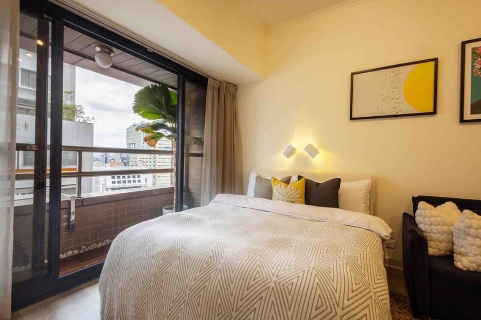 Sleep Inn R10, Room for 3-6 People, near Shuanglian MRT Station and Ningxia Night Market Vacation rental in Taipei City