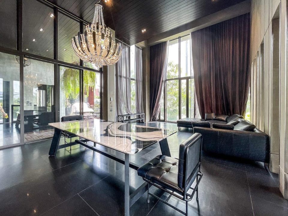Breathtaking Oasis Pool Villa w/Jacuzzi in Ekkamai Vacation rental in Bangkok
