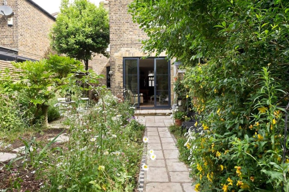 Gorgeous Garden Flat  Kensal  1- bed Apartment in London