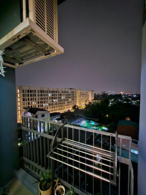 離地鐵、超商與夜市走路五分的四人房，5 min walk to metro, two bedroom Apartment in Bangkok
