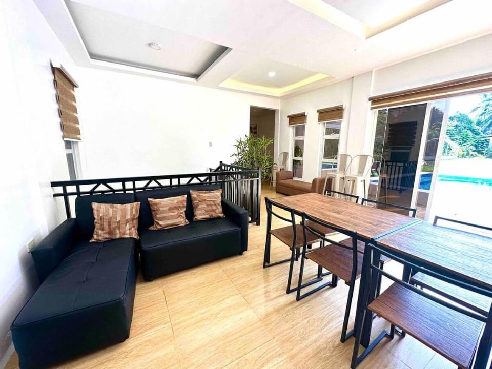 Terra Vascileia Prince with Pool (good for 16 pax) Vacation rental in Tagaytay