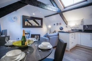 Cosy At The Mews - 2 Bedroom Apartment - Tenby Apartment in Wales