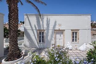 Dimael Mansion Red Classic Suite Apartment in Thera